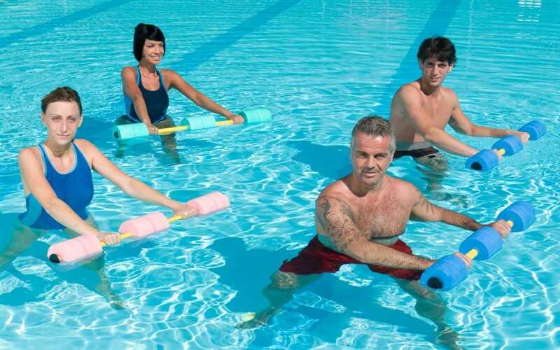 Bơi lội hoặc tập các bài thể dục dưới nước là ý tưởng tuyệt vời cho người bị thoái hóa khớp